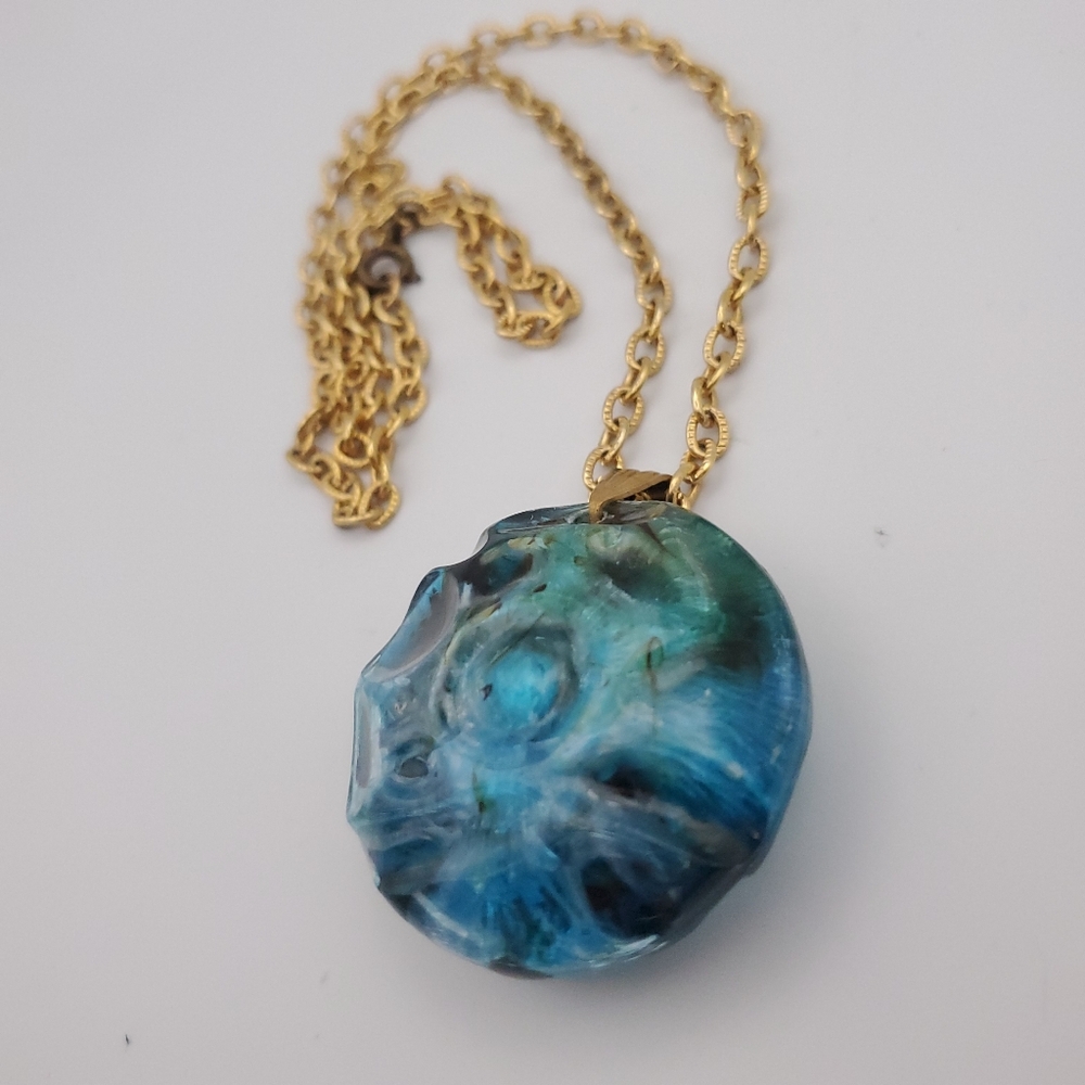 Stunning Oceanic Resin Medallion Pendant Gold Chain Necklace Cobalt & Teal Blue